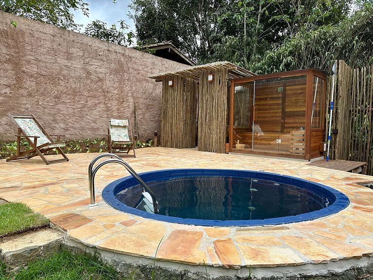 Cachoeira, vista montanha, piscina e sauna