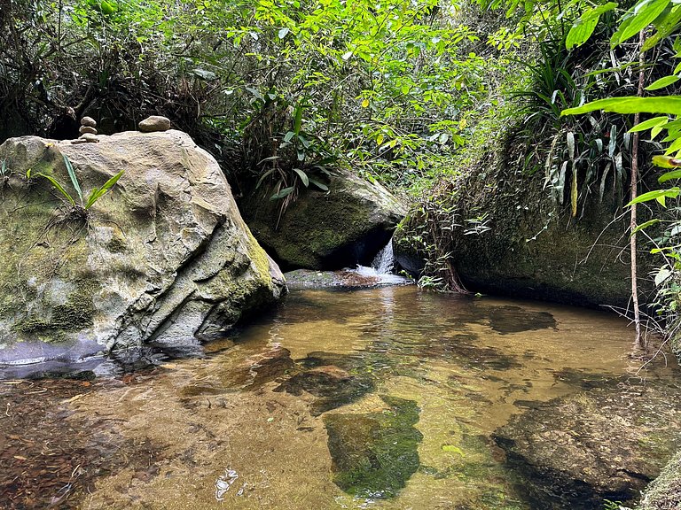 Cachoeira, vista montanha, piscina e sauna