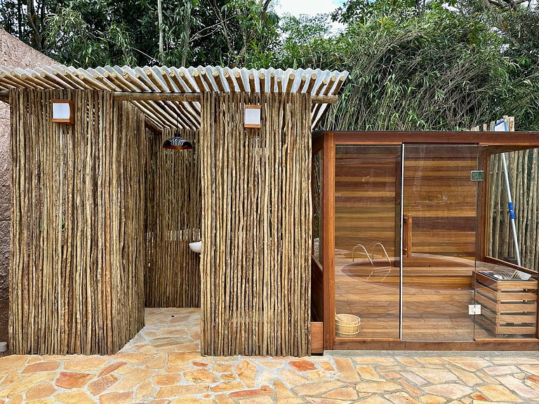 Cachoeira, vista montanha, piscina e sauna