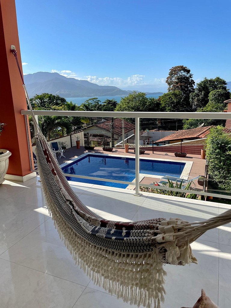 Casa com piscina, cinema, área jogos e vista mar