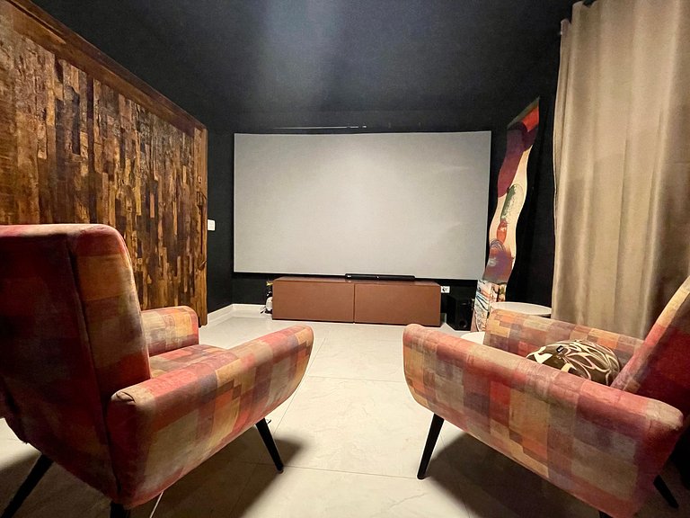 Casa com piscina, cinema, área jogos e vista mar