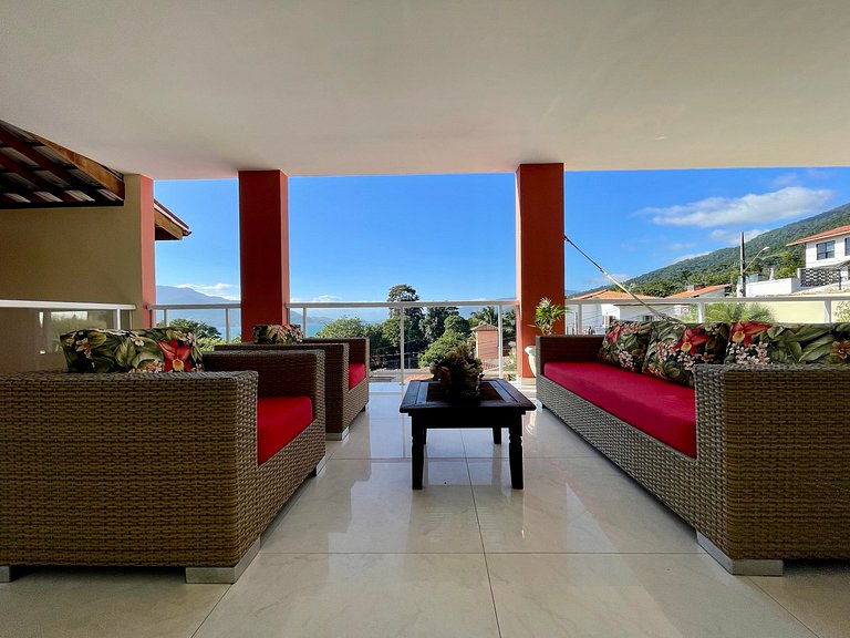 Casa com piscina, cinema, área jogos e vista mar