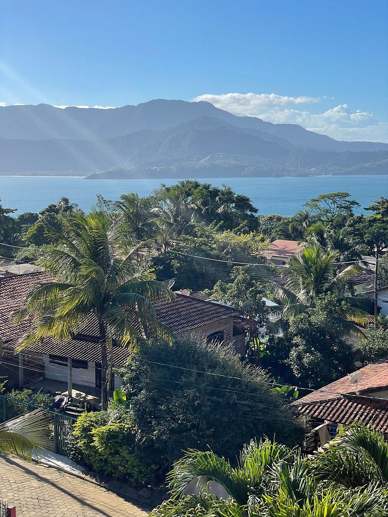 Casa com piscina, cinema, área jogos e vista mar