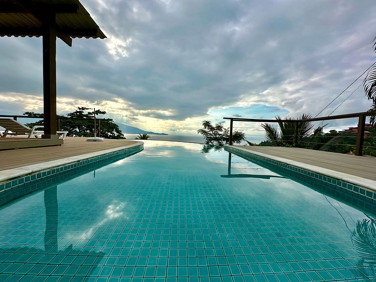 Casa com piscina e a vista mais linda de Ilhabela