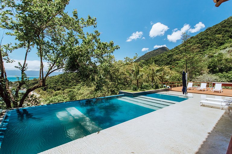 Casa com vista espetacular, piscina e heliponto