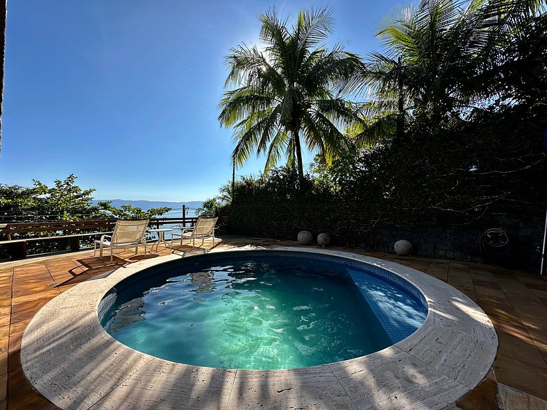 Casa com vista para o mar, piscina e área gourmet