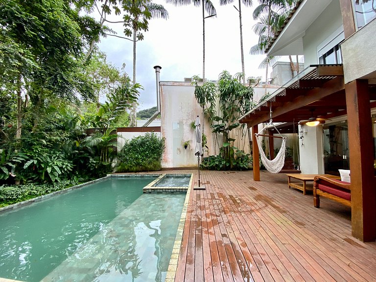 Casa em condomínio de luxo com piscina aquecida