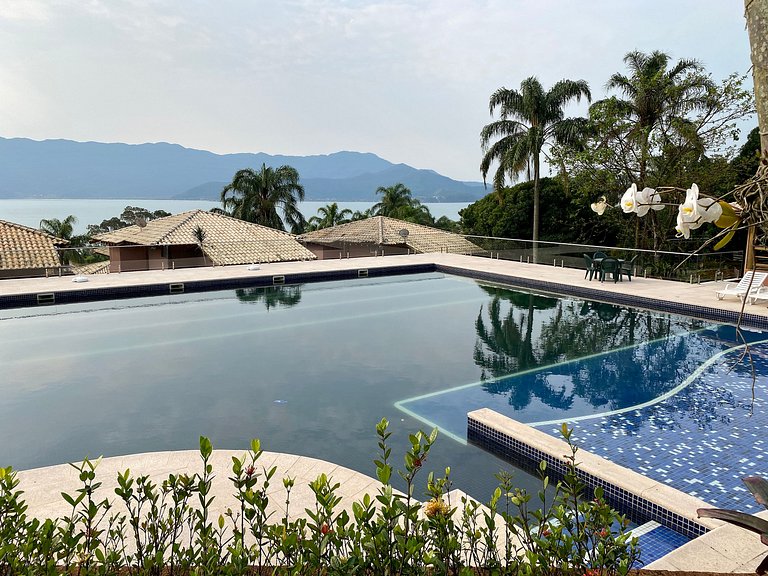 Casa em condomínio de luxo, poucos metros da praia