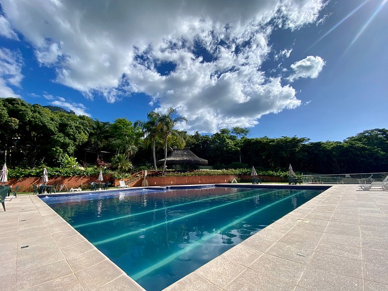 Casa em condomínio de luxo, poucos metros da praia