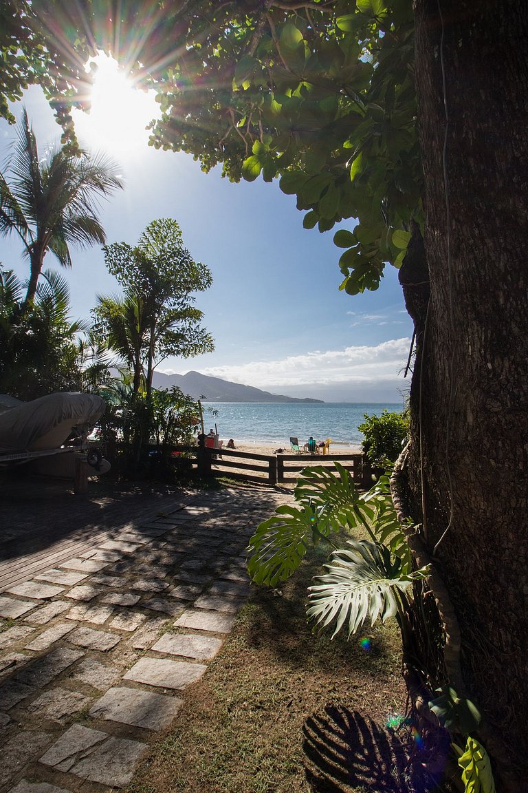 Casa em condomínio pé na areia, com área gourmet