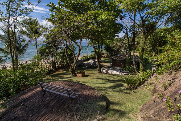 Casa em condomínio pé na areia, com área gourmet