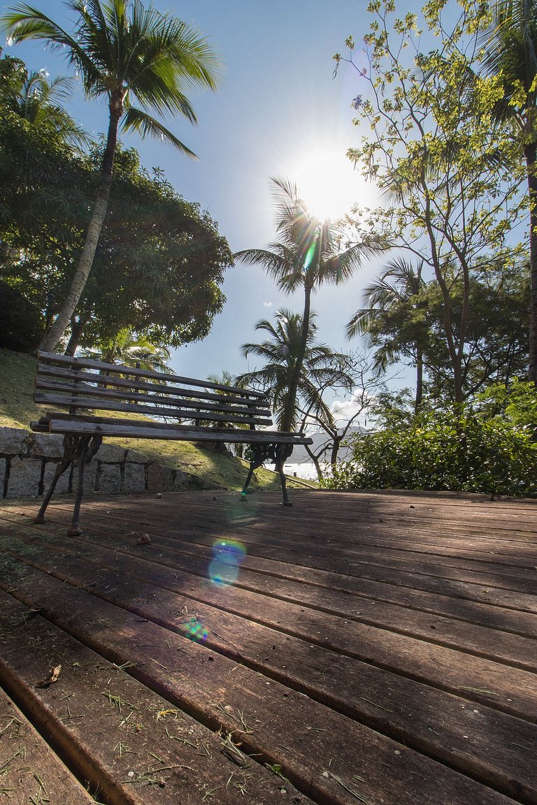 Casa em condomínio pé na areia, com área gourmet