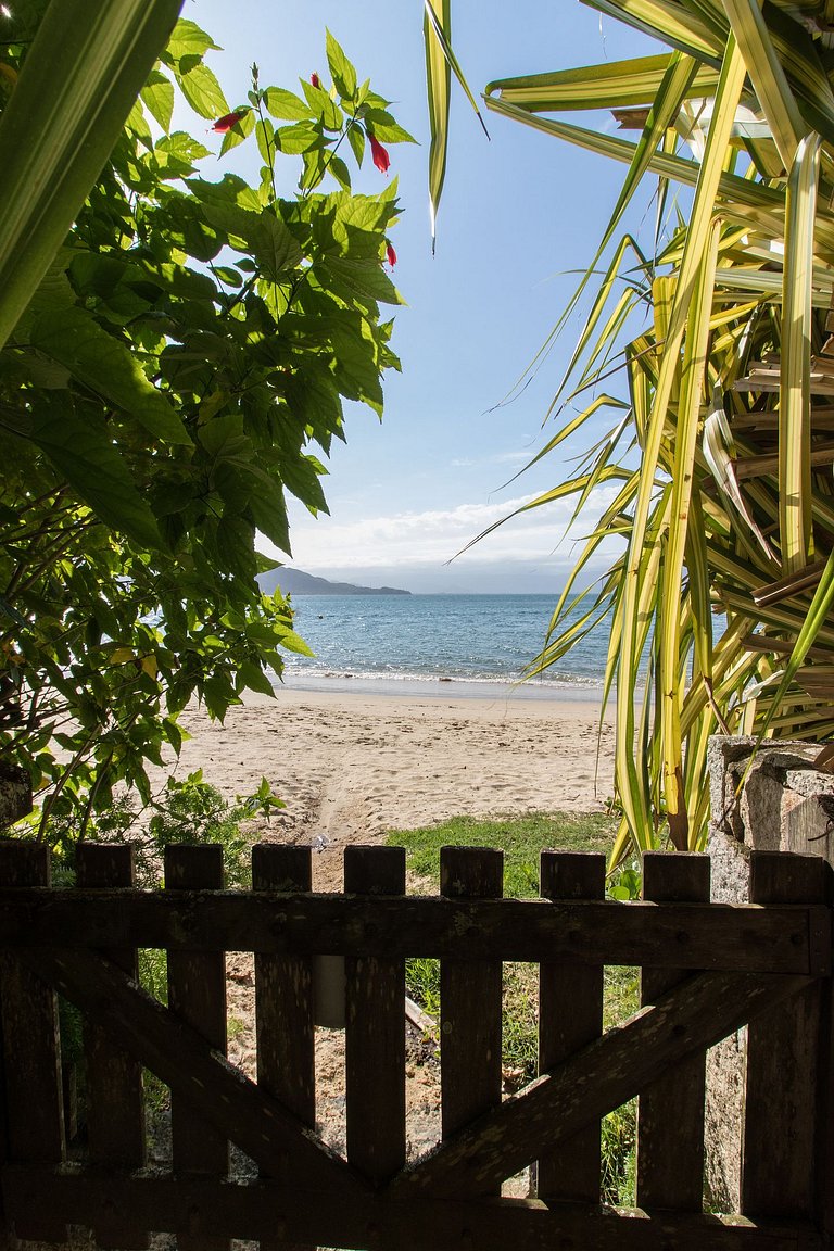 Casa em condomínio pé na areia, com área gourmet