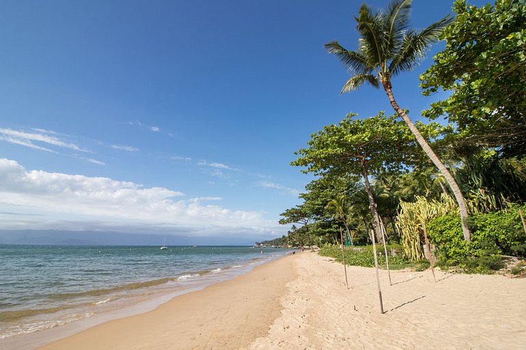 Casa em condomínio pé na areia, com área gourmet