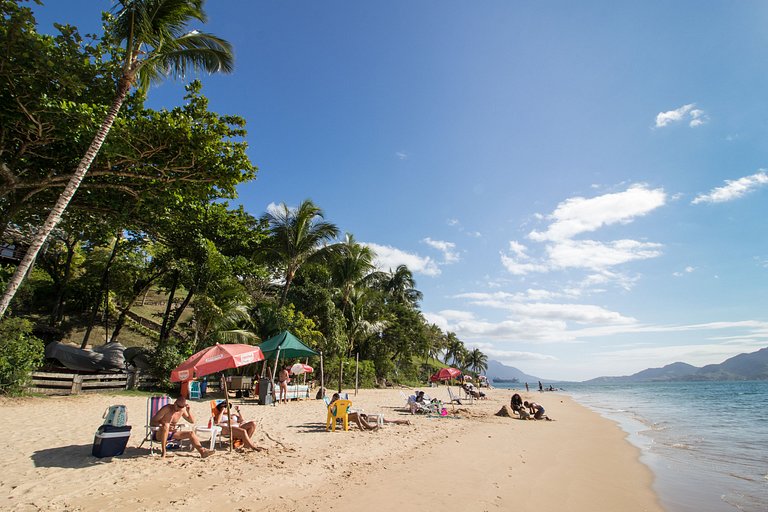 Casa em condomínio pé na areia, com área gourmet