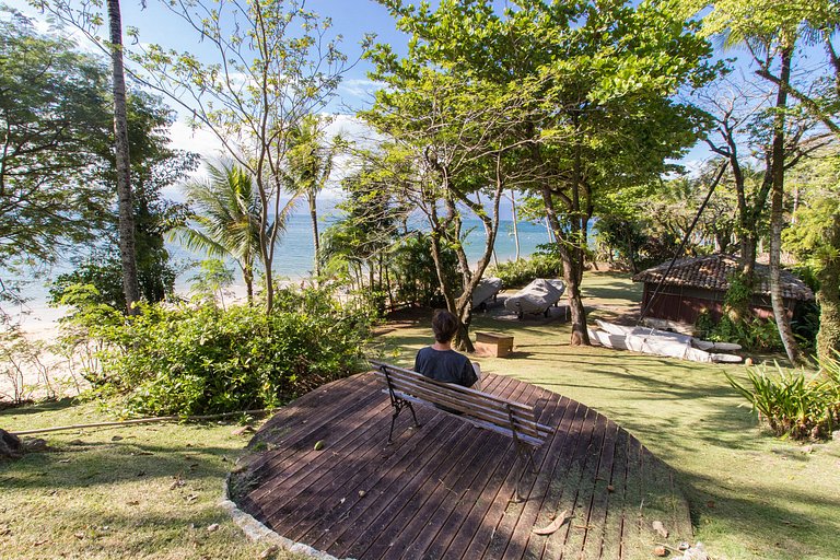 Casa em condomínio pé na areia, com área gourmet