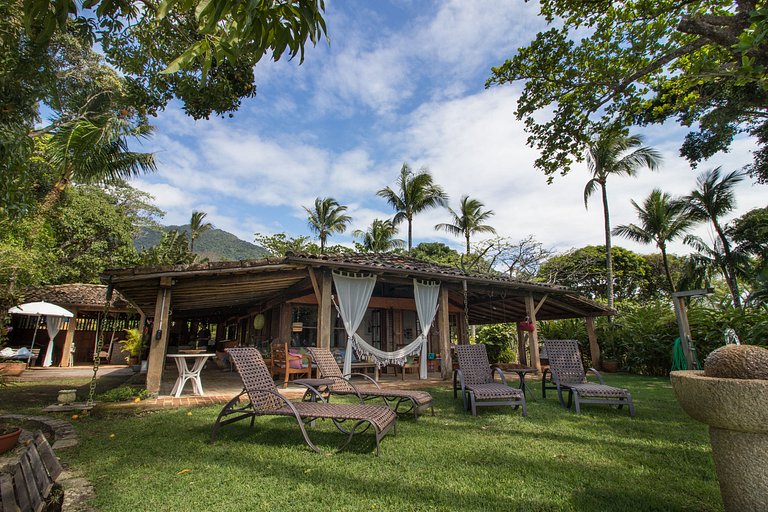 Casa em condomínio pé na areia, com área gourmet