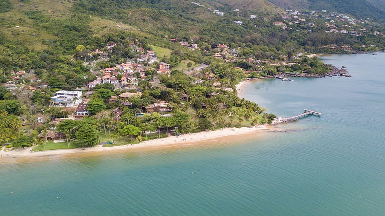 Casa em condomínio pé na areia, com área gourmet