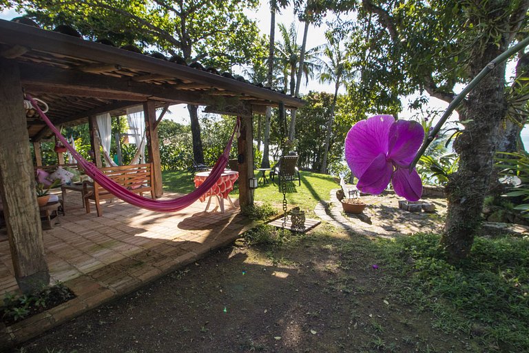 Casa em condomínio pé na areia, com área gourmet