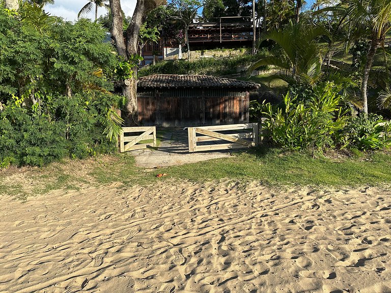 Casa em condomínio pé na areia, com área gourmet