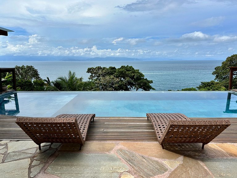 Casa em condomínio, piscina aquecida e conforto