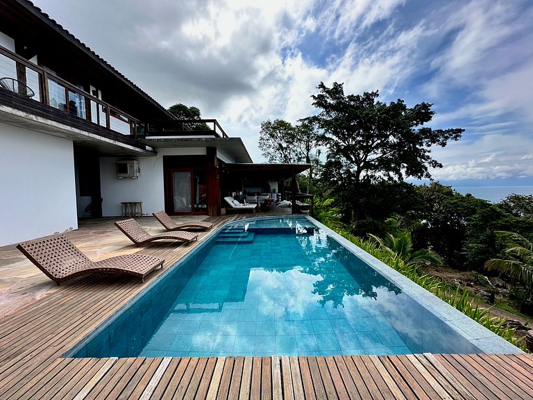 Casa em condomínio, piscina aquecida e conforto