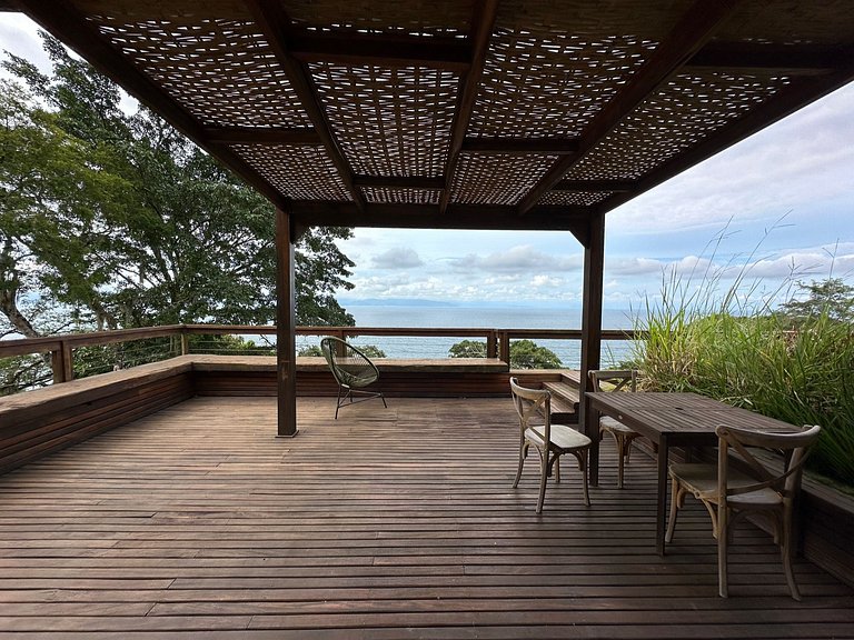 Casa em condomínio, piscina aquecida e conforto