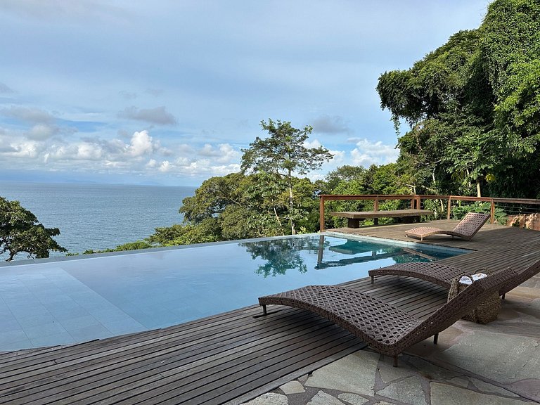 Casa em condomínio, piscina aquecida e conforto