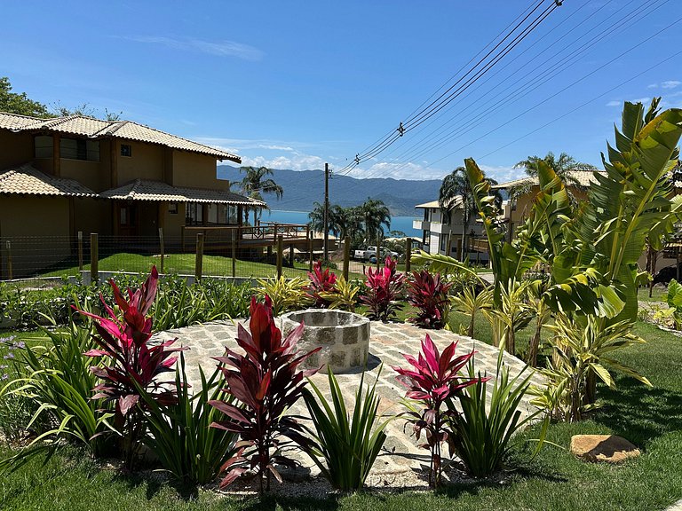 Casa em condomínio, piscina e churrasqueira