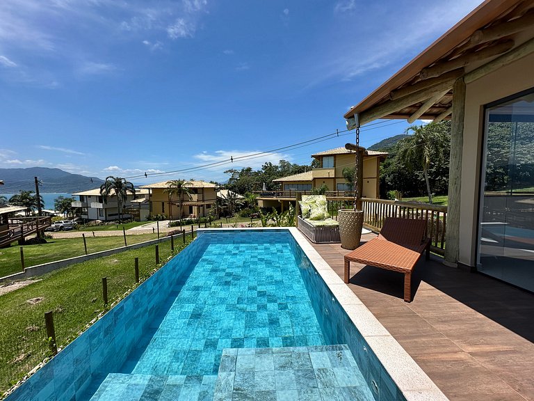 Casa em condomínio, piscina e churrasqueira