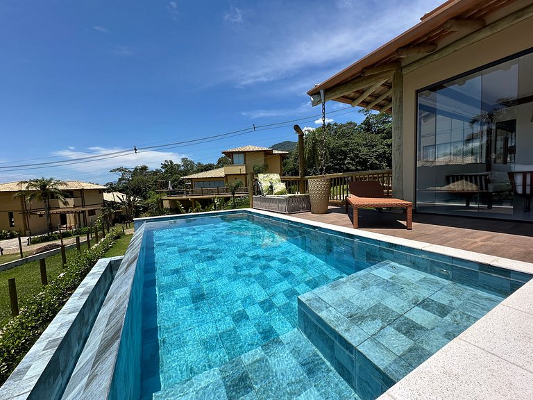 Casa em condomínio, piscina e churrasqueira