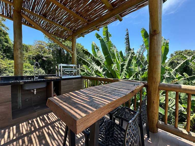 Casa em condomínio, piscina e churrasqueira