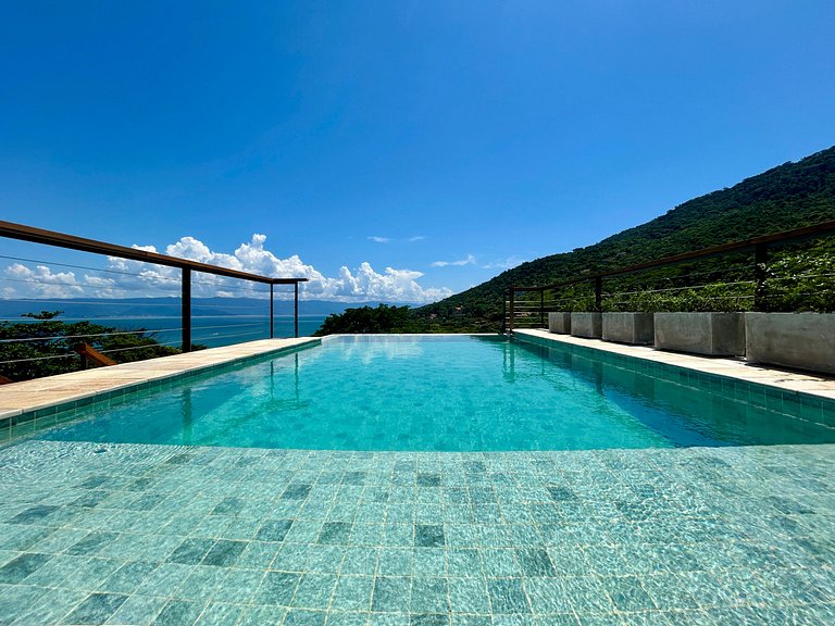 Casa em condomínio, piscina e vista mar