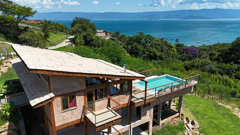 Casa em condomínio, piscina e vista mar