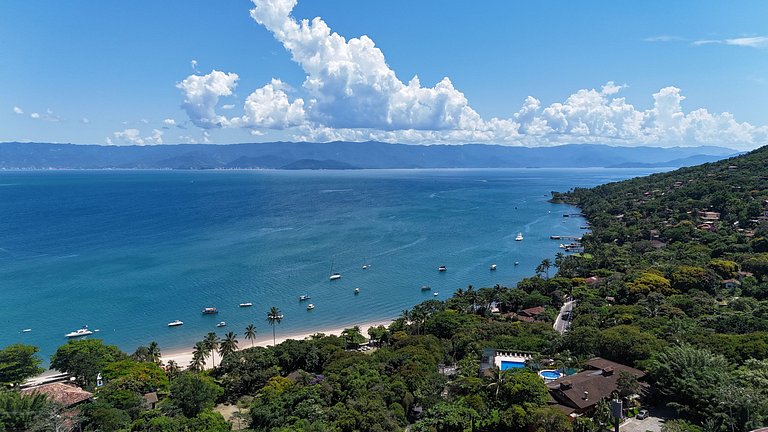 Casa em condomínio, piscina e vista mar