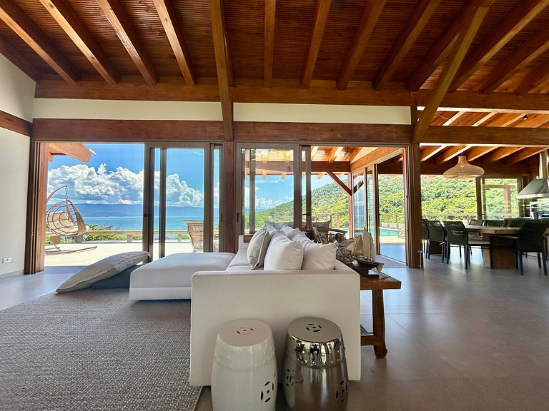 Casa em condomínio, piscina e vista mar