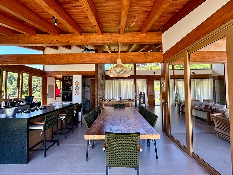 Casa em condomínio, piscina e vista mar