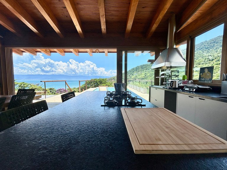 Casa em condomínio, piscina e vista mar