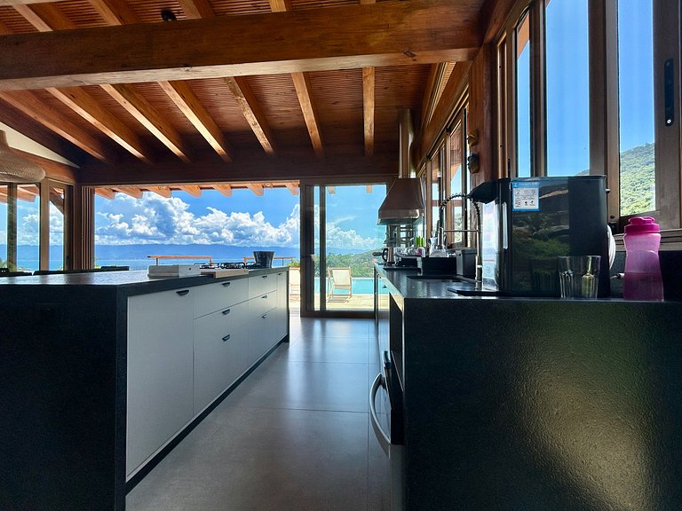 Casa em condomínio, piscina e vista mar