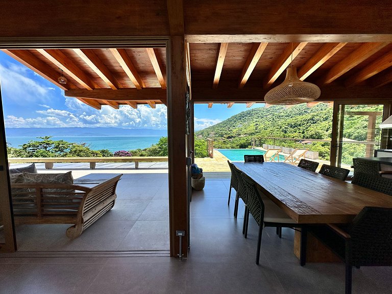 Casa em condomínio, piscina e vista mar