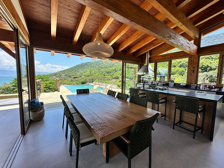 Casa em condomínio, piscina e vista mar