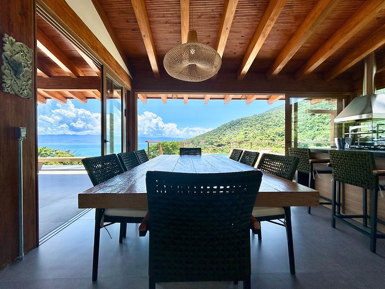 Casa em condomínio, piscina e vista mar