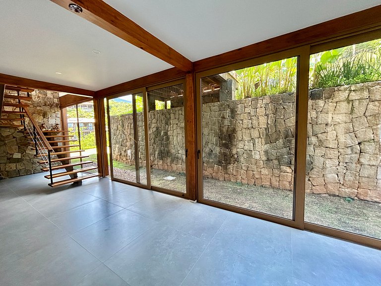 Casa em condomínio, piscina e vista mar