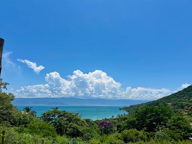 Casa em condomínio, piscina e vista mar