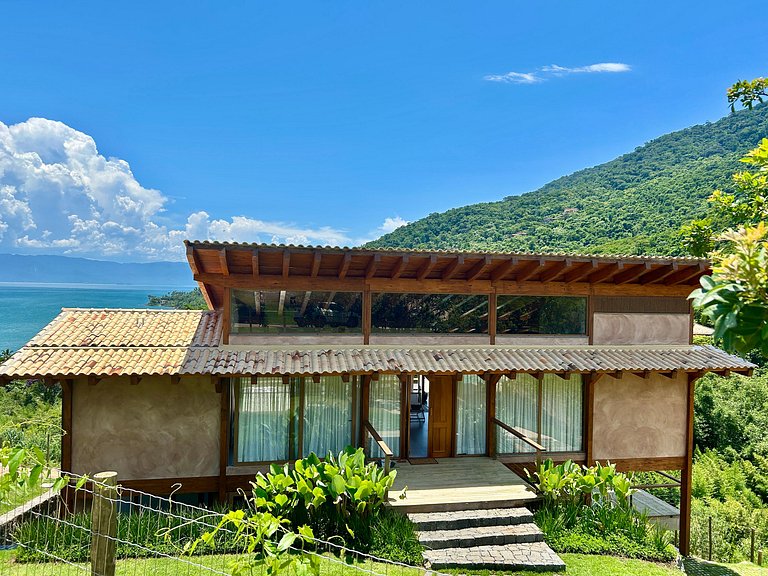 Casa em condomínio, piscina e vista mar