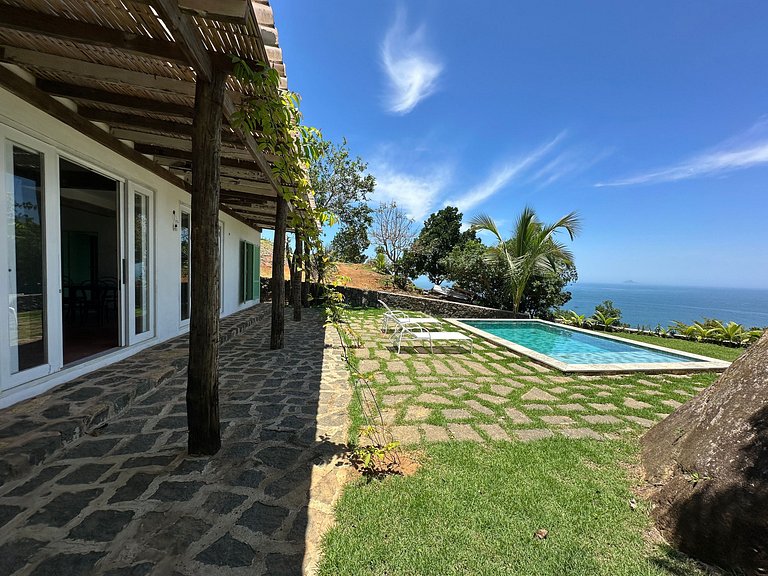 Casa em condomínio, vista e bela piscina