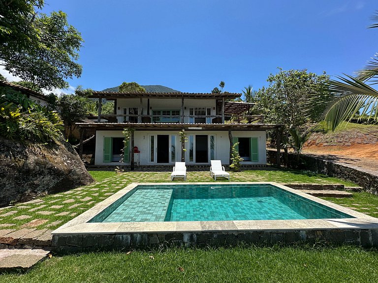 Casa em condomínio, vista e bela piscina