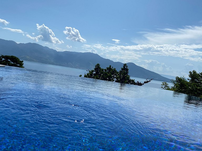 Casa em condomínio, vista incrível e bela piscina