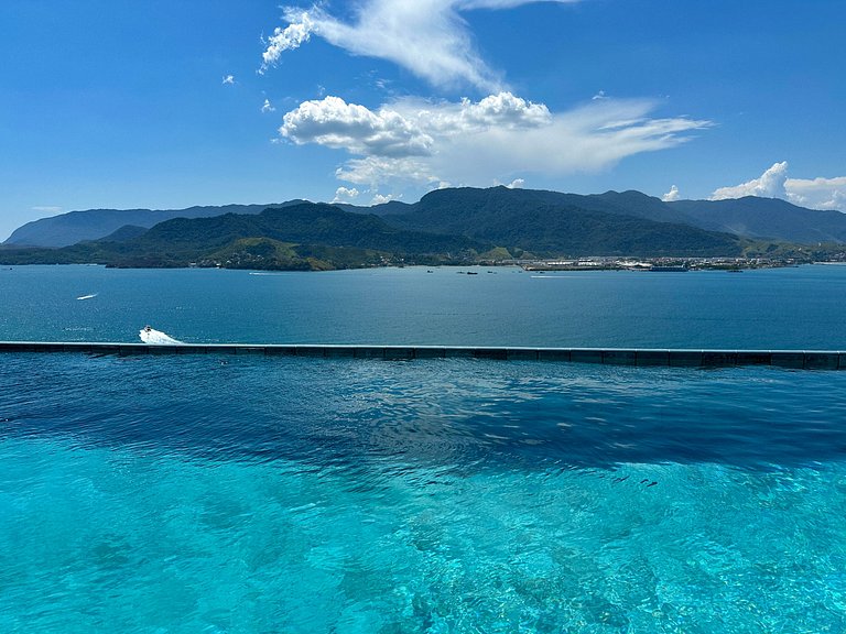 Casa moderna, vista, jacuzzi aquecida e piscina