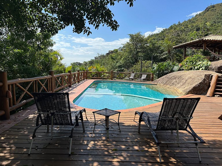 Condomínio perto da Vila, piscina e churrasqueira